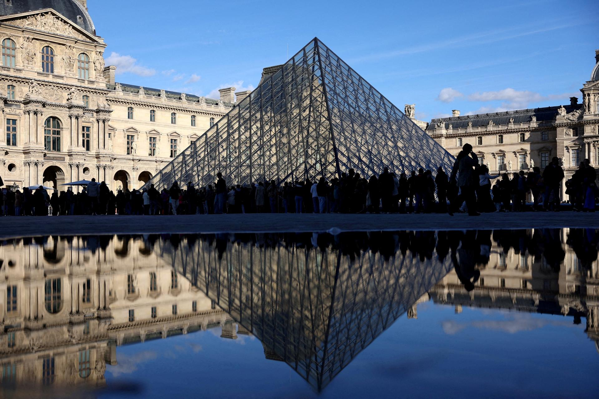 Tím, ktorý bude reorganizovať Louvre, je zodpovedný za renováciu Notre-Dame