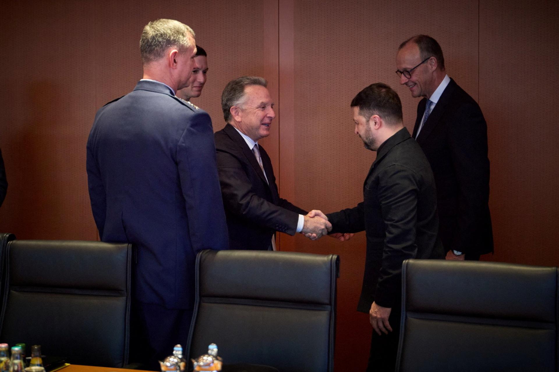 Rokovania Zelenského s delegáciou Trumpa na dnes skončili, pokračovať budú zajtra. Zatiaľ bez podrobností