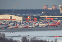 Moskovský primátor Sergej Sobianin v nedeľu ráno informoval o likvidácii dronu letiaceho smerom k Moskve, kde dočasne prerušili prevádzku letísk Domodedovo a Žukovskij. FOTO: REUTERS