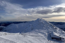 Na snímke Kamenná chata pod Chopkom počas otvorenia zimnej sezóny v lyžiarskom stredisku Jasná v Nízkych Tatrách. FOTO: TASR/Lenka Hanesová
