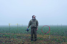 Na archívnej snímke z 28. novembra 2025 ukrajinský vojak stojí na cvičisku pre drony na východe Ukrajiny. FOTO: TASR/AP