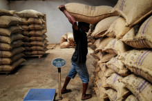 Cena kakaa sa za kr&aacute;tky čas viac ako zdvojn&aacute;sobila a teraz dosahuje takmer 5500 dol&aacute;rov. FOTO: REUTERS