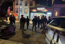 Zástupca šéfa polície mesta Providence Timothy O‘Hara uviedol, že strelcom je zrejme muž tridsiatnik, ktorý bol oblečený v čiernom a odišiel z budovy smerom do ulice, kde sa však jeho stopa stratila. FOTO: REUTERS