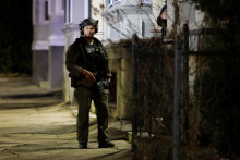 Úrady v štáte Rhode Island na severovýchode USA zverejnili video podozrivého a obrátili sa na verejnosť so žiadosťou o jeho identifikáciu. FOTO: REUTERS