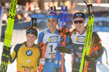 Talianska biatlonistka Lisa Vittozziová (uprostred) sa teší z triumfu v stíhacích pretekov žien na 10 km v rámci pretekov 2. kola Svetového pohára v rakúskom Hochfilzene v nedeľu 14. decembra 2025. Druhá skončila Švédka Anna Magnussonová (vľavo), tretia bola Nórka Maren Kirkeeideová. FOTO: TASR/AP