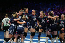 Hádzanárky Nórska sa tešia z výhry po finálovom dueli Nemecko - Nórsko na majstrovstvách sveta v hádzanej žien v Rotterdame v nedeľu 14. decembra 2025. FOTO: TASR/AP