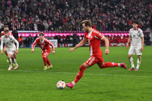 Harry Kane z Bayernu Mníchov strelil svoj druhý gól z penalty. FOTO: REUTERS