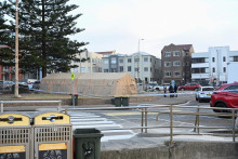 Policajti stoja na stráži po útoku na oslavu židovského sviatku na pláži Bondi Beach v Sydney v Austrálii. FOTO: REUTERS