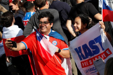 Podporovatelia Josého Antonia Kasta, prezidentského kandidáta krajne pravicovej Republikánskej strany Čile, sa zhromažďujú v Santiagu v Čile a čakajú na výsledky druhého kola prezidentských volieb. FOTO: REUTERS