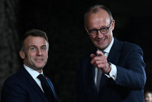 Franc&uacute;zsky prezident Emmanuel Macron a nemeck&yacute; kancel&aacute;r Friedrich Merz patria medzi hlavn&yacute;ch ťah&uacute;ňov eur&oacute;pskej pomoci Ukrajine. FOTO: REUTERS