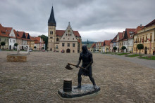 Na Radničnom n&aacute;mest&iacute;, ktor&eacute; tvor&iacute; historick&eacute; centrum Bardejova, sa m&ocirc;žete odfotiť so sl&aacute;vnou sochou kata. FOTO: HN/Pavel Novotn&yacute;