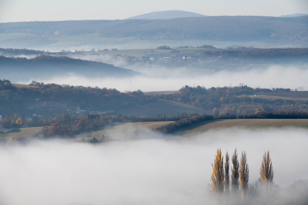 Na snímke hmla na Myjavskej pahorkatine, v pozadí na horizonte Malé Karpaty v obci Lubina, časť Miškech Dedinka, v okrese Nové Mesto nad Váhom. FOTO: TASR/Martin Medňanský