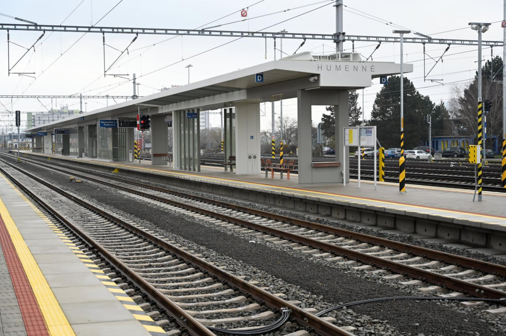 Na snímke železničná stanica v Humennom po ukončení elektrifikácie a komplexnej rekonštrukcii trate Bánovce nad Ondavou – Humenné v Humennom. FOTO: TASR/Roman Hanc
