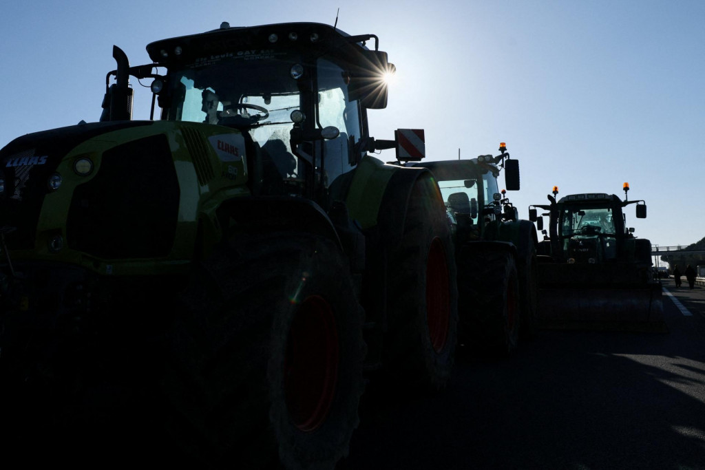 Dejiskom ďalšieho protestu sa stalo východofrancúzske mesto Pontarlier, kde asi 70 farmárov trúbilo na klaksóny, odpaľovalo pyrotechniku a dymovnice pred bývalou poslaneckou kanceláriou ministerky poľnohospodárstva. FOTO: REUTERS