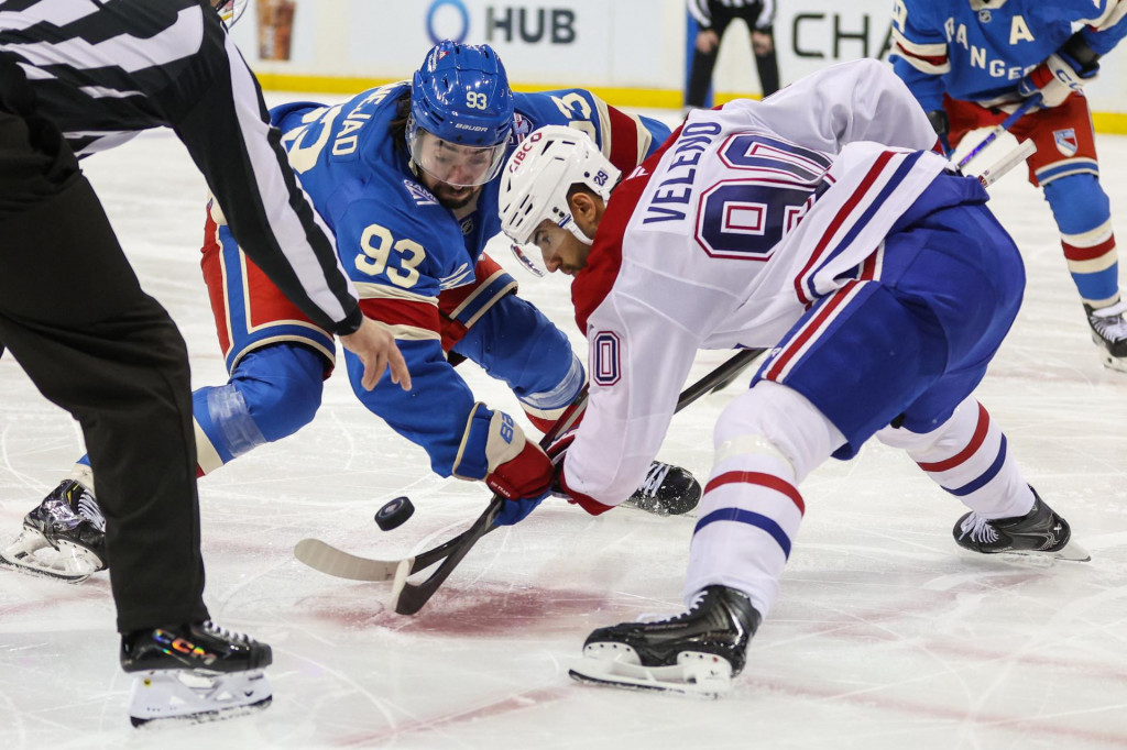 Center New York Rangers Mika Zibanejad (93) a center Montréal Canadiens Joe Veleno (90) bojujú o puk počas vhadzovania v druhej tretine v Madison Square Garden. FOTO: Wendell Cruz/Imagn Images
