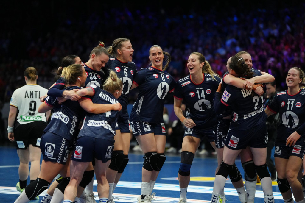 H&aacute;dzan&aacute;rky N&oacute;rska sa te&scaron;ia z v&yacute;hry po fin&aacute;lovom dueli Nemecko - N&oacute;rsko na majstrovstv&aacute;ch sveta v h&aacute;dzanej žien v Rotterdame v nedeľu 14. decembra 2025. FOTO: TASR/AP