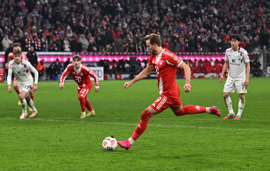 Harry Kane z Bayernu Mn&iacute;chov strelil svoj druh&yacute; g&oacute;l z penalty. FOTO: REUTERS