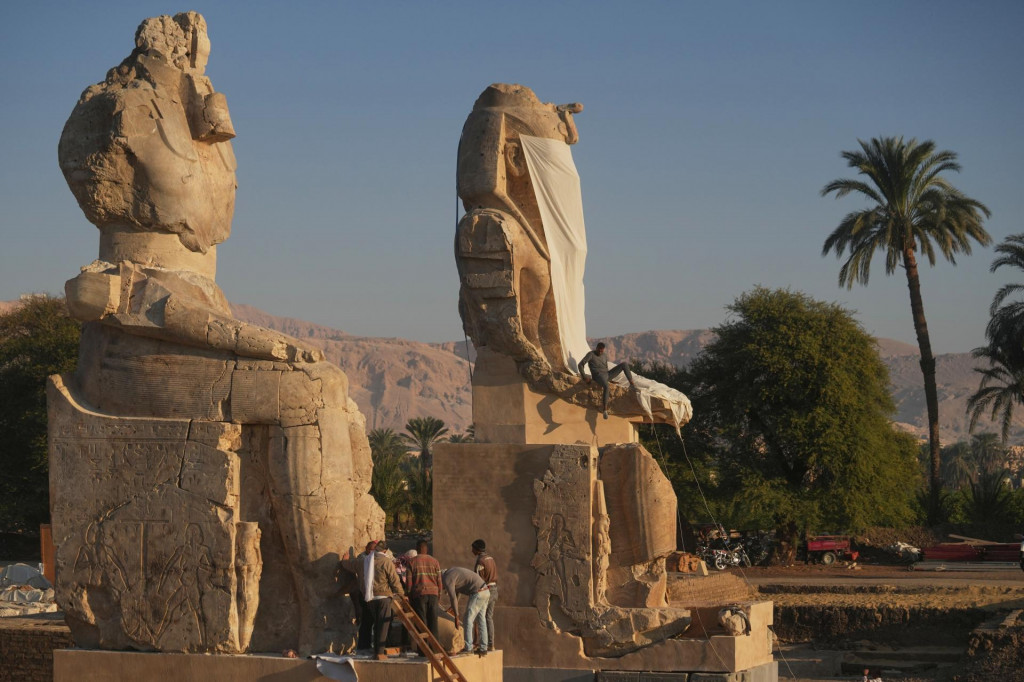 Na sn&iacute;mke dve renovovan&eacute; kolos&aacute;lne sochy v&yacute;znamn&eacute;ho fara&oacute;na Amenhotepa III., ktor&eacute; egyptsk&eacute; &uacute;rady predstavili v meste Luxor v nedeľu 14. decembra 2025. FOTO: TASR/AP
