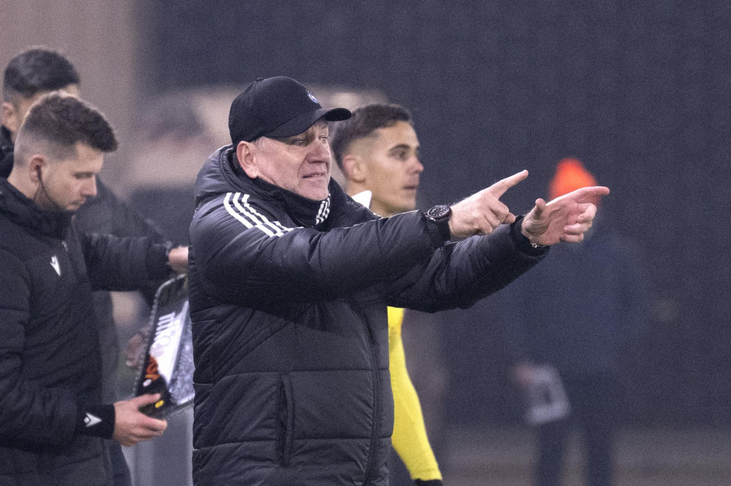 Na sn&iacute;mke tr&eacute;ner Slovana Vladim&iacute;r Weiss st. gestikuluje počas stretnutia 18. kola Nik&eacute; ligy &Scaron;K Slovan Bratislava - M&Scaron;K Žilina v Bratislave 14. decembra 2025. FOTO: TASR/Pavel Neubauer