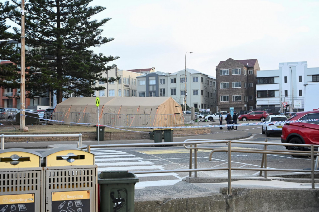 Policajti stoja na str&aacute;ži po &uacute;toku na oslavu židovsk&eacute;ho sviatku na pl&aacute;ži Bondi Beach v Sydney v Austr&aacute;lii. FOTO: REUTERS