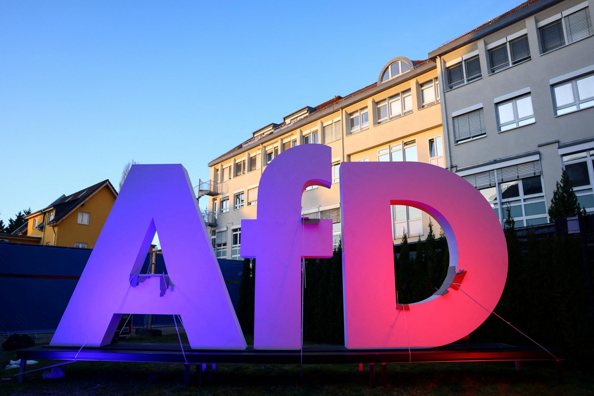 Poslanca krajne pravicovej AfD obvinili za hajlovanie