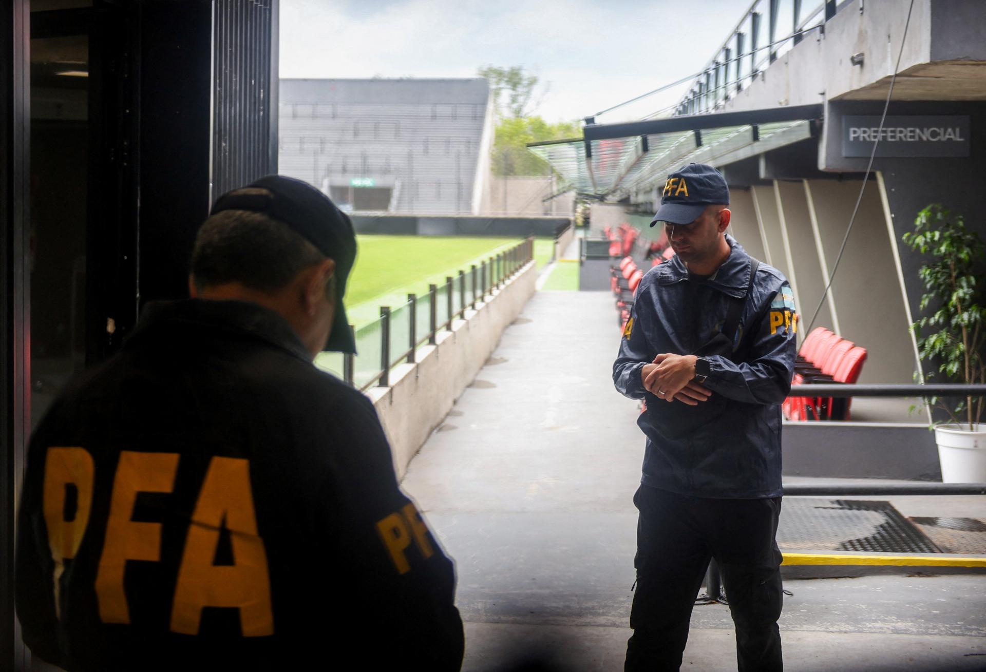 Toto zlodeji nečakali. Žena ochránila svoj mobil tým, že sa na lupiča doslova zavesila
