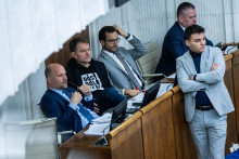 Opozičn&iacute; poslanci z Hnutia Slovensko nedok&aacute;zali skr&yacute;vať svoje rozčarovanie z oslabenia poz&iacute;cie spolupracuj&uacute;ceho obvinen&eacute;ho. FOTO: TASR/J. Kotian