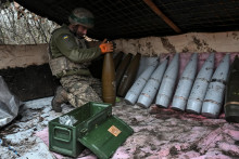 Ukrajinsk&yacute; delostrelec neďaleko frontov&eacute;ho mesta Pokrovsk v Doneckej oblasti na Ukrajine. FOTO: REUTERS