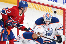 Slovenský hokejista Montrealu Juraj Slafkovský (vľavo), brankár Edmontonu Calvin Pickard (vpravo) a hráč Edmontonu Darnell Nurse. FOTO: TASR/AP