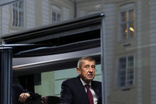 Česk&yacute; premi&eacute;r Andrej Babi&scaron; odch&aacute;dza po sl&aacute;vnostnej inaugur&aacute;cii kabinetu na Pražskom hrade. FOTO: Reuters