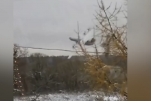 Z&aacute;ber z nehody rusk&eacute;ho vojensk&eacute;ho transportn&eacute;ho lietadla An-22. FOTO: YouTube/The Sun