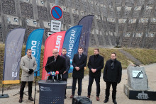 Poklepan&iacute;m z&aacute;kladn&eacute;ho kameňa sa v pondelok symbolicky začala v&yacute;stavba najkrat&scaron;ieho z troch ch&yacute;baj&uacute;cich &uacute;sekov diaľnice D3 na Kysuciach. Na sn&iacute;mke v popred&iacute; uprostred minister dopravy Jozef R&aacute;ž. FOTO: TASR/Radoslav Varga