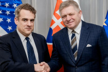 Predseda vl&aacute;dy Robert Fico a &scaron;t&aacute;tny tajomn&iacute;k americk&eacute;ho ministerstva energetiky James P. Danly. FOTO: FB/Robert Fico
