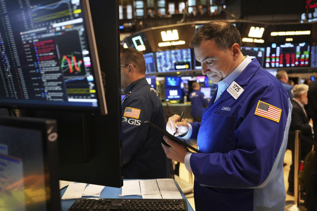 Wall Street čak&aacute; na kľ&uacute;čov&uacute; &scaron;tatistiku, pričom r&aacute;ta aj s alternat&iacute;vou prasknutia AI bubliny. FOTO: Reuters