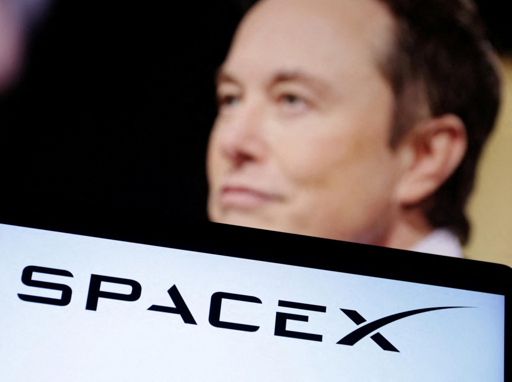 Elon Musk a logo SpaceX. FOTO: REUTERS