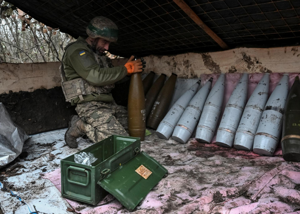 Ukrajinsk&yacute; delostrelec neďaleko frontov&eacute;ho mesta Pokrovsk v Doneckej oblasti na Ukrajine. FOTO: REUTERS