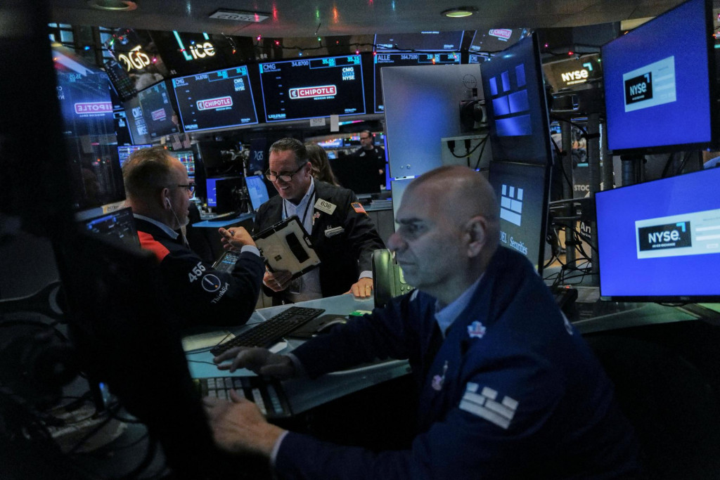 V&auml;č&scaron;ina z Big Tech firiem združen&yacute;ch v Magnificient 7 zaost&aacute;va zhodnoten&iacute;m akci&iacute; od janu&aacute;ra za &scaron;irok&yacute;m indexom S&P 500. FOTO: Reuters