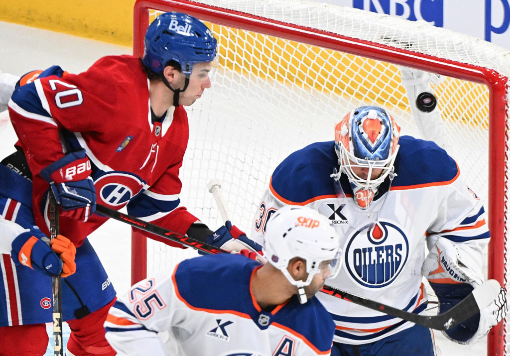 Slovensk&yacute; hokejista Montrealu Juraj Slafkovsk&yacute; (vľavo), brank&aacute;r Edmontonu Calvin Pickard (vpravo) a hr&aacute;č Edmontonu Darnell Nurse. FOTO: TASR/AP