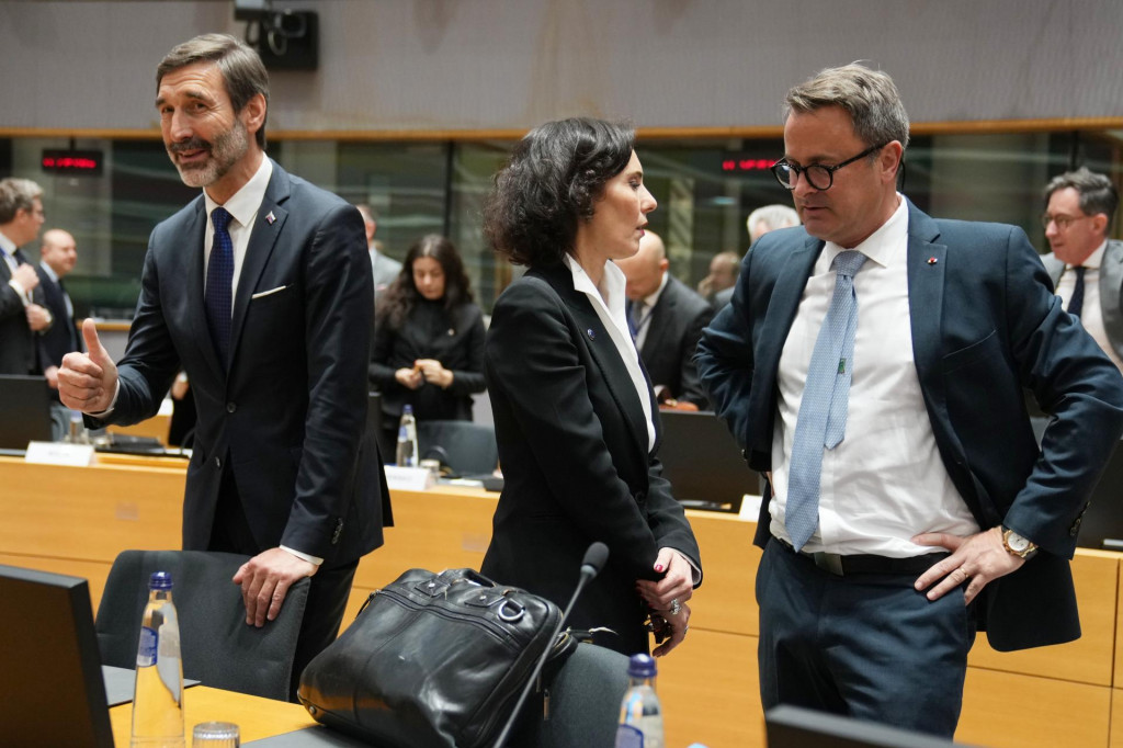 Minister zahraničn&yacute;ch vec&iacute; a eur&oacute;pskych z&aacute;ležitost&iacute;Juraj Blan&aacute;r (Smer-SD) (vľavo), eurokomis&aacute;rka pre kr&iacute;zov&yacute; manažment a rovnosť Hadja Lahbibov&aacute; a luxembursk&yacute; minister zahraničn&yacute;ch vec&iacute; Xavier Bettel počas stretnutia ministrov zahraničn&yacute;ch vec&iacute; E&Uacute; v s&iacute;dle Eur&oacute;pskej rady v Bruseli. FOTO: TASR/AP
