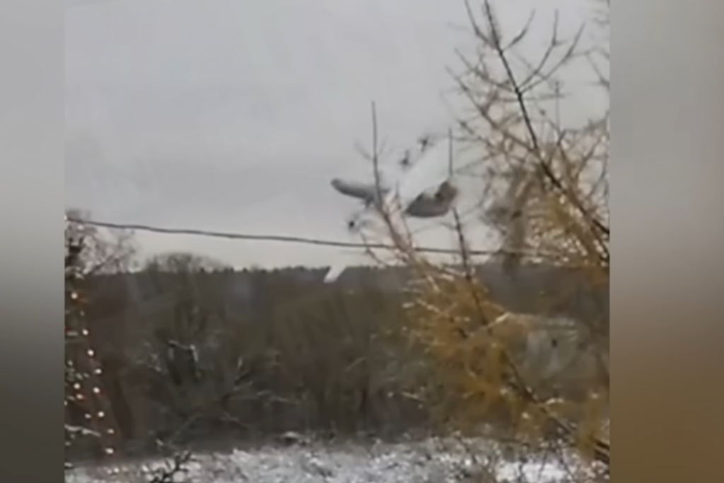 Z&aacute;ber z nehody rusk&eacute;ho vojensk&eacute;ho transportn&eacute;ho lietadla An-22. FOTO: YouTube/The Sun