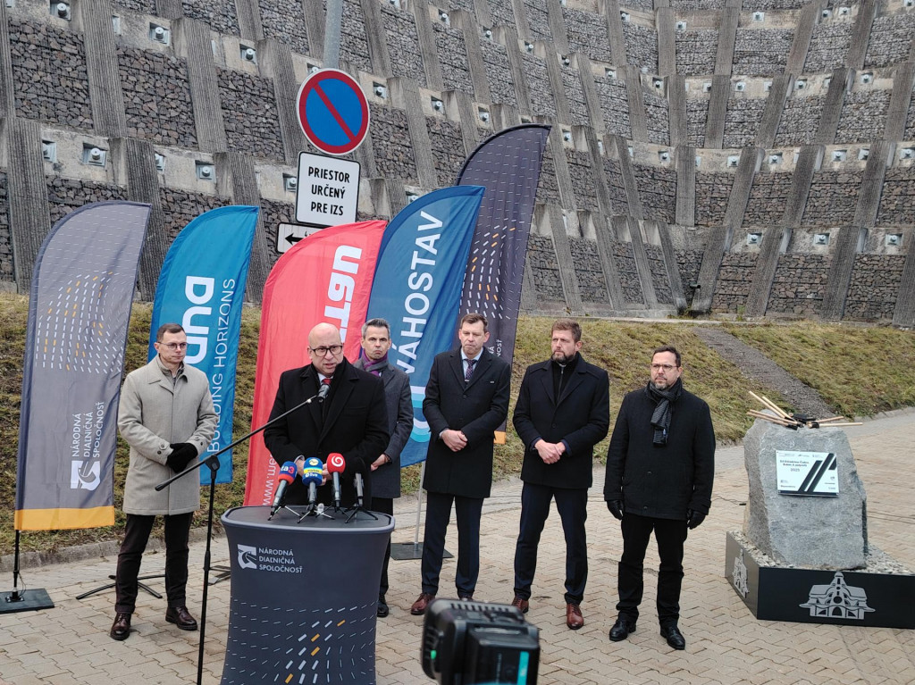 Poklepan&iacute;m z&aacute;kladn&eacute;ho kameňa sa v pondelok symbolicky začala v&yacute;stavba najkrat&scaron;ieho z troch ch&yacute;baj&uacute;cich &uacute;sekov diaľnice D3 na Kysuciach. Na sn&iacute;mke v popred&iacute; uprostred minister dopravy Jozef R&aacute;ž. FOTO: TASR/Radoslav Varga