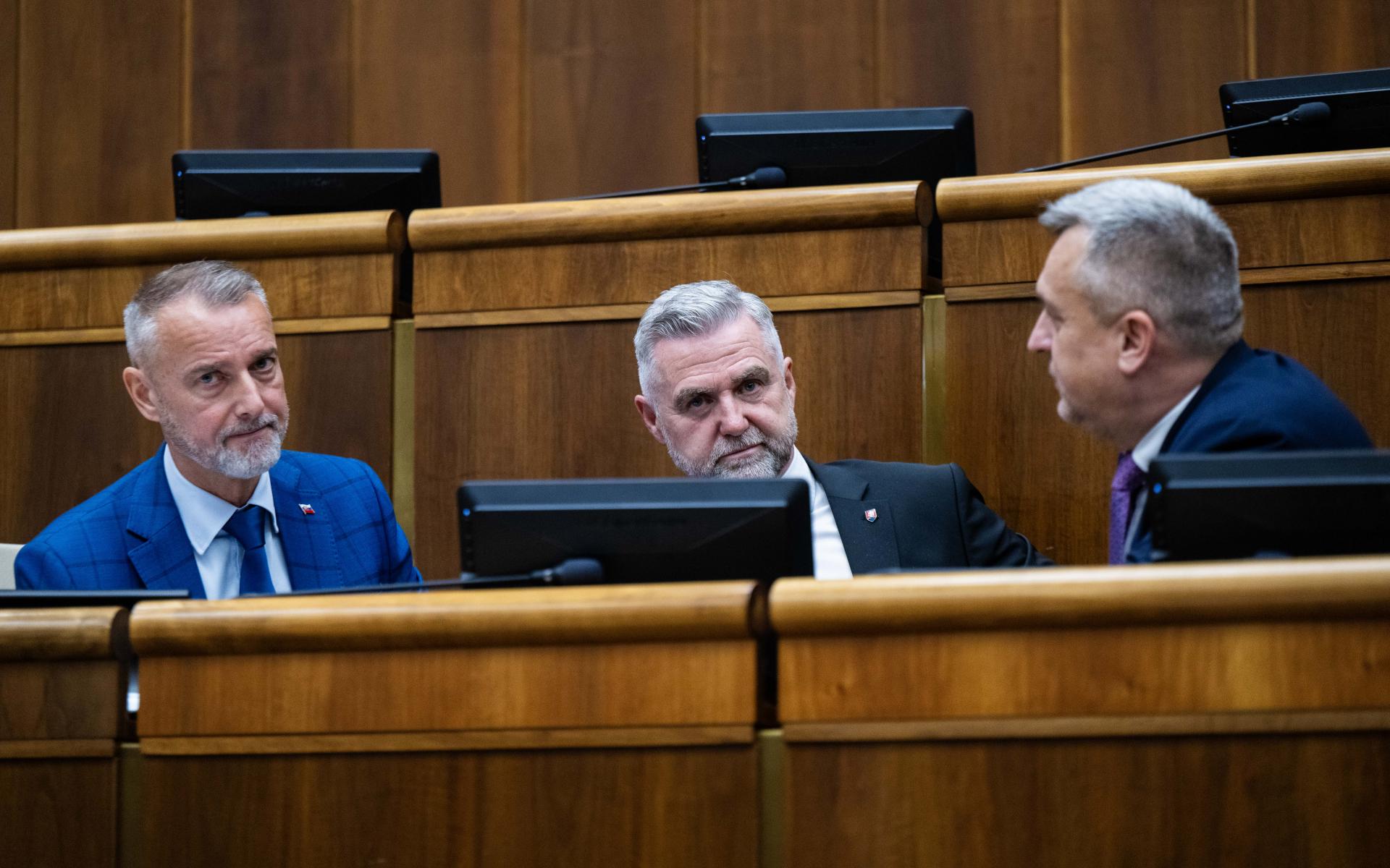 Potýčka má svoju dohru. Koalícia dnes rokovala za zatvorenými dverami, v pléne chystá veľké zmeny