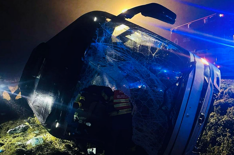 Desivá nehoda na D1. Na ceste smerom do Bratislavy zišiel autobous z cesty a prevrátil sa na bok