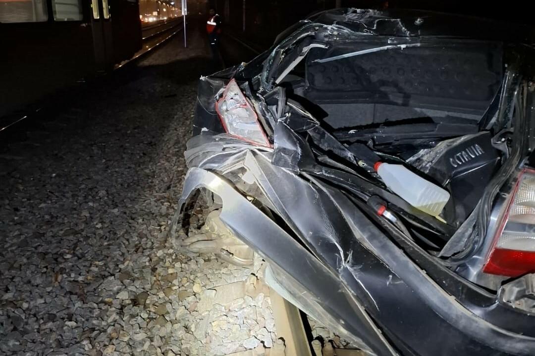 Na železničnom priecestí v Bratislave sa zrazil vlak s autom, nikto sa nezranil