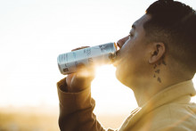 Muži, ktor&iacute; pij&uacute; v&auml;č&scaron;ie množstvo energetick&yacute;ch n&aacute;pojov, m&ocirc;žu byť vystaven&iacute; riziku vypad&aacute;vania vlasov.