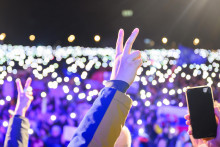 Na sn&iacute;mke ľudia spievaj&uacute; hymnu na proteste 17. novembra 2025. FOTO: TASR/Jaroslav Nov&aacute;k