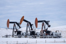 Trh s ropou je v tomto roku pod tlakom, keďže Organiz&aacute;cia kraj&iacute;n vyv&aacute;žaj&uacute;cich ropu a s ňou spolupracuj&uacute;ce ropn&eacute; &scaron;t&aacute;ty združen&eacute; vo form&aacute;te OPEC+ po rokoch redukcie ťažby produkciu zvy&scaron;uj&uacute;. FOTO: REUTERS