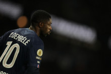 Na sn&iacute;mke futbalista Par&iacute;ža St. Germain Ousmane Dembel&eacute; kope rohov&yacute; kop počas z&aacute;pasu 15. kolo Ligue 1 Par&iacute;ž St. Germain - Stade Rennes v Par&iacute;ži. FOTO: TASR/AP