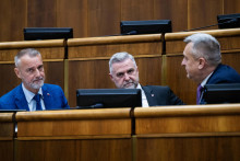 Predseda parlamentu Richard Ra&scaron;i v diskusii so svojimi podpredsedami a koaličn&yacute;mi partnermi Tiborom Ga&scaron;parom a Andrejom Dankom. FOTO: TASR/J. Kotian