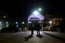 Na oper&aacute;cii sa podieľalo v utorok viac ako 140 pr&iacute;slu&scaron;n&iacute;kov litovsk&eacute;ho &uacute;radu krimin&aacute;lnej pol&iacute;cie a &scaron;peci&aacute;lnych protiteroristick&yacute;ch jednotiek. FOTO: REUTERS